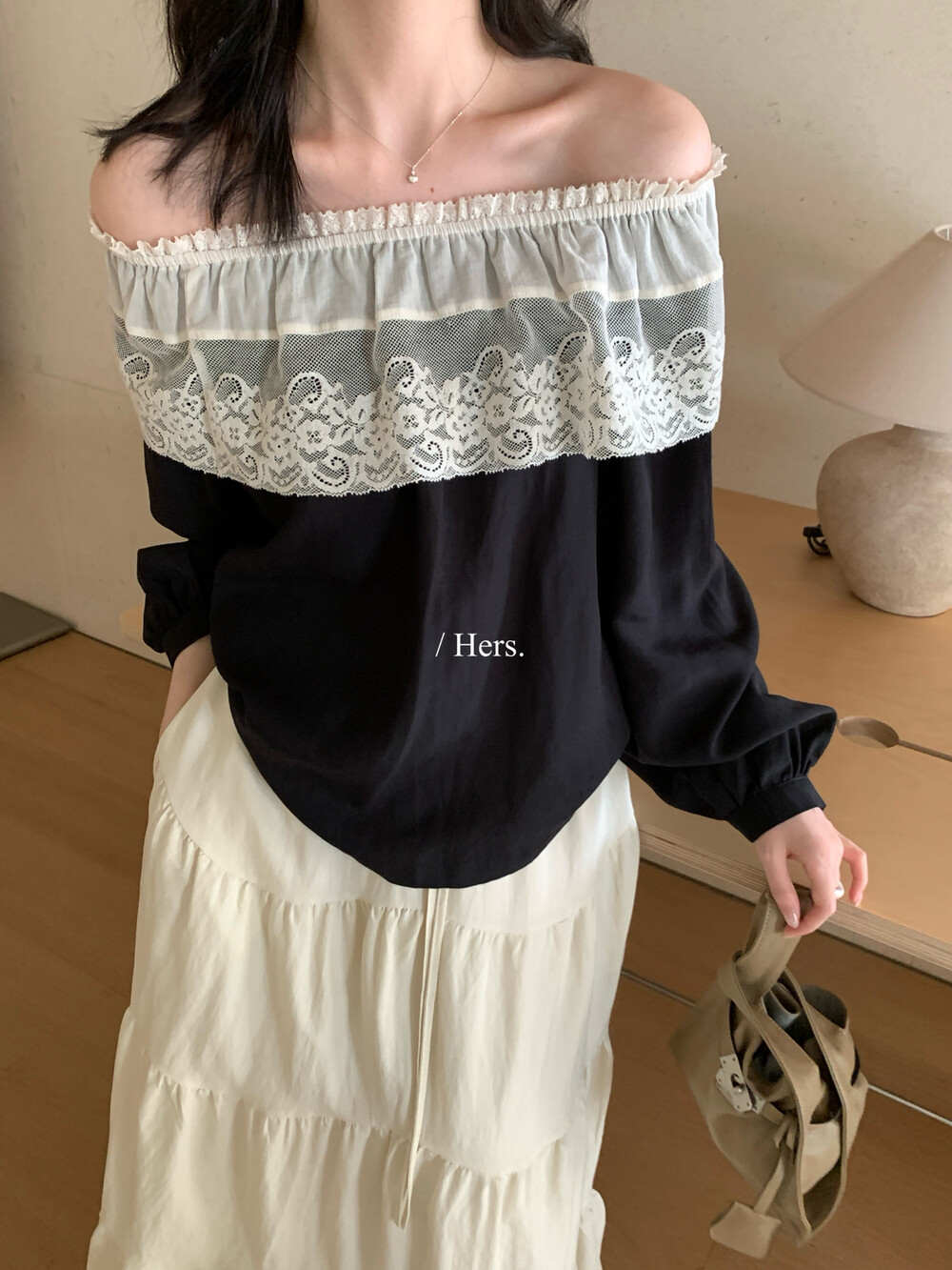 Hers复古可一字领蕾丝拼接小衫女