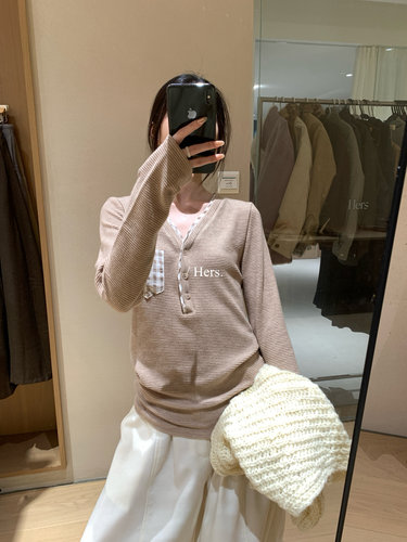 Hers肌理感口袋V领长袖T恤女