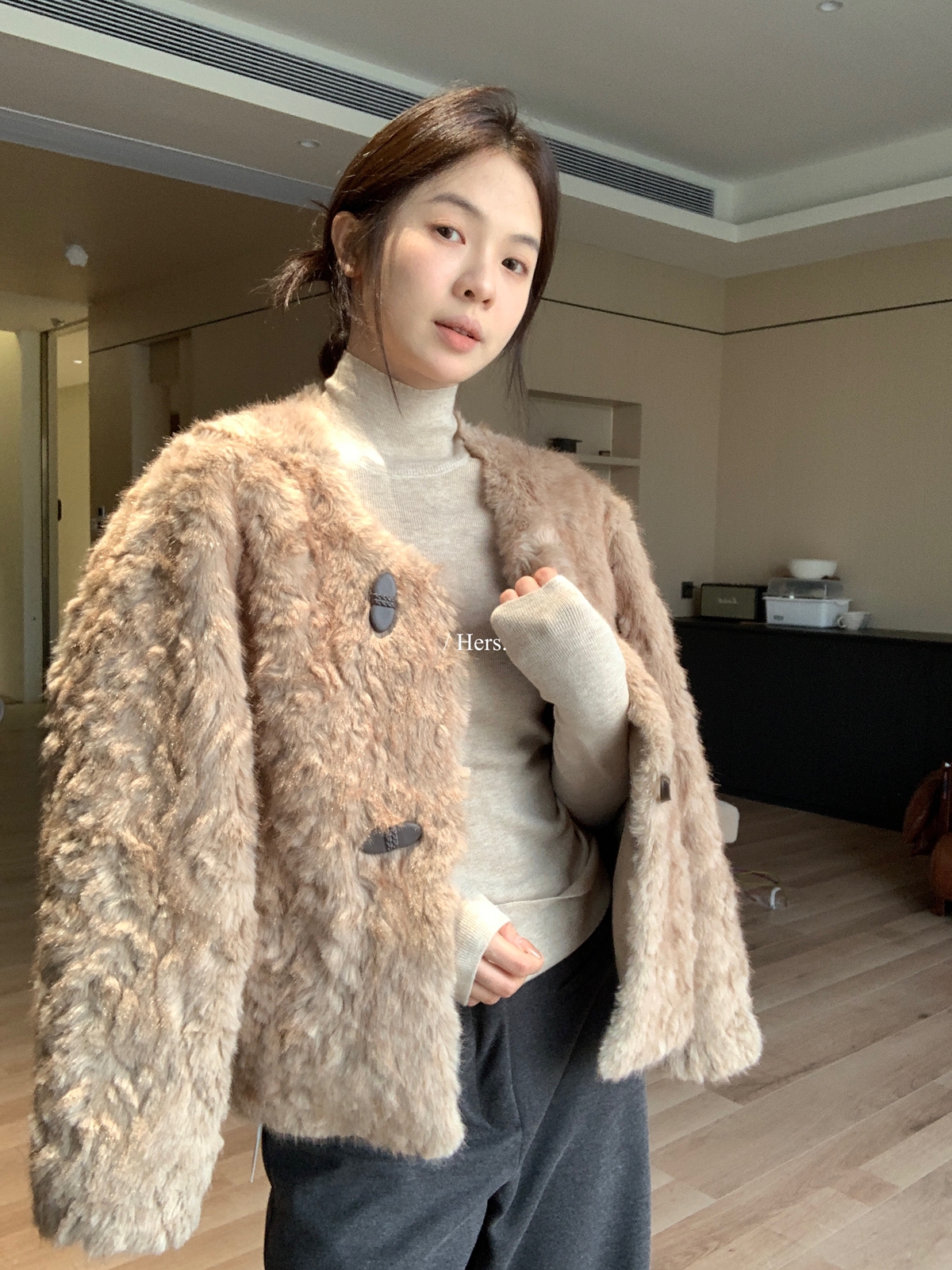 一勺甜 hers牛角扣仿皮草皮毛一体短外套女2025冬保暖大衣 92552#