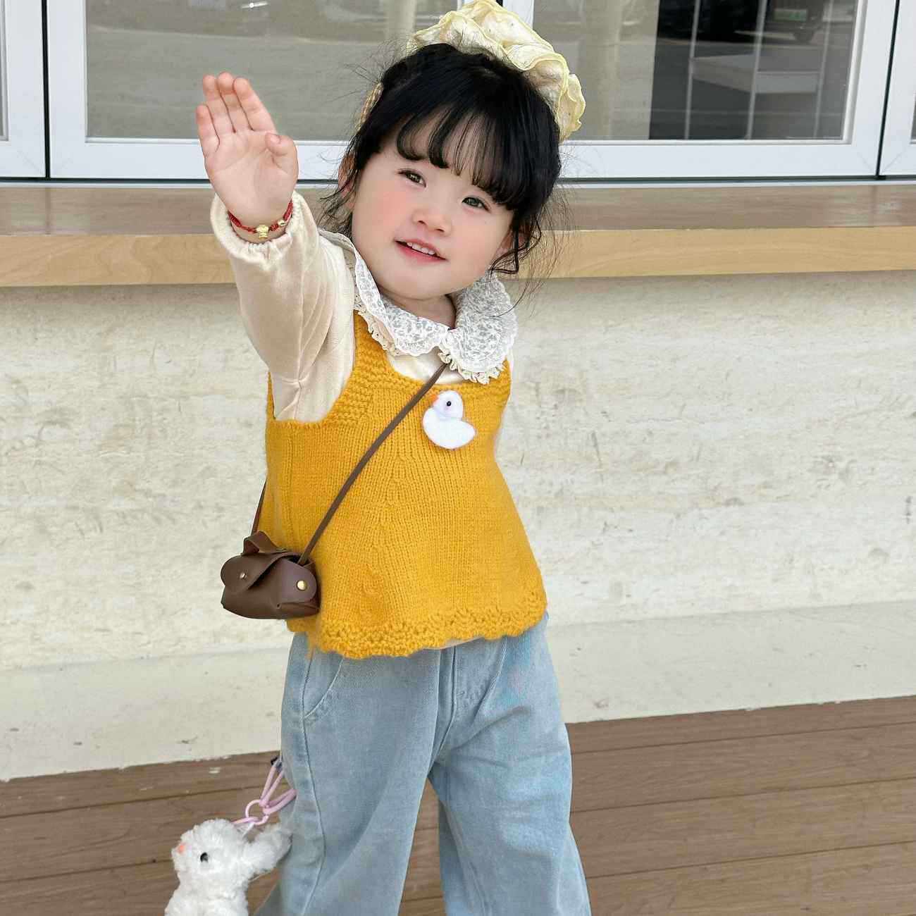 女童春秋款套装2026春季小黄鸭背心碎花领衬衫牛仔阔腿裤三件套
