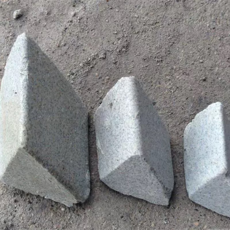 震动抛光研磨石棕刚玉斜三角磨料粗抛石子金刚砂振光石去毛刺飞边