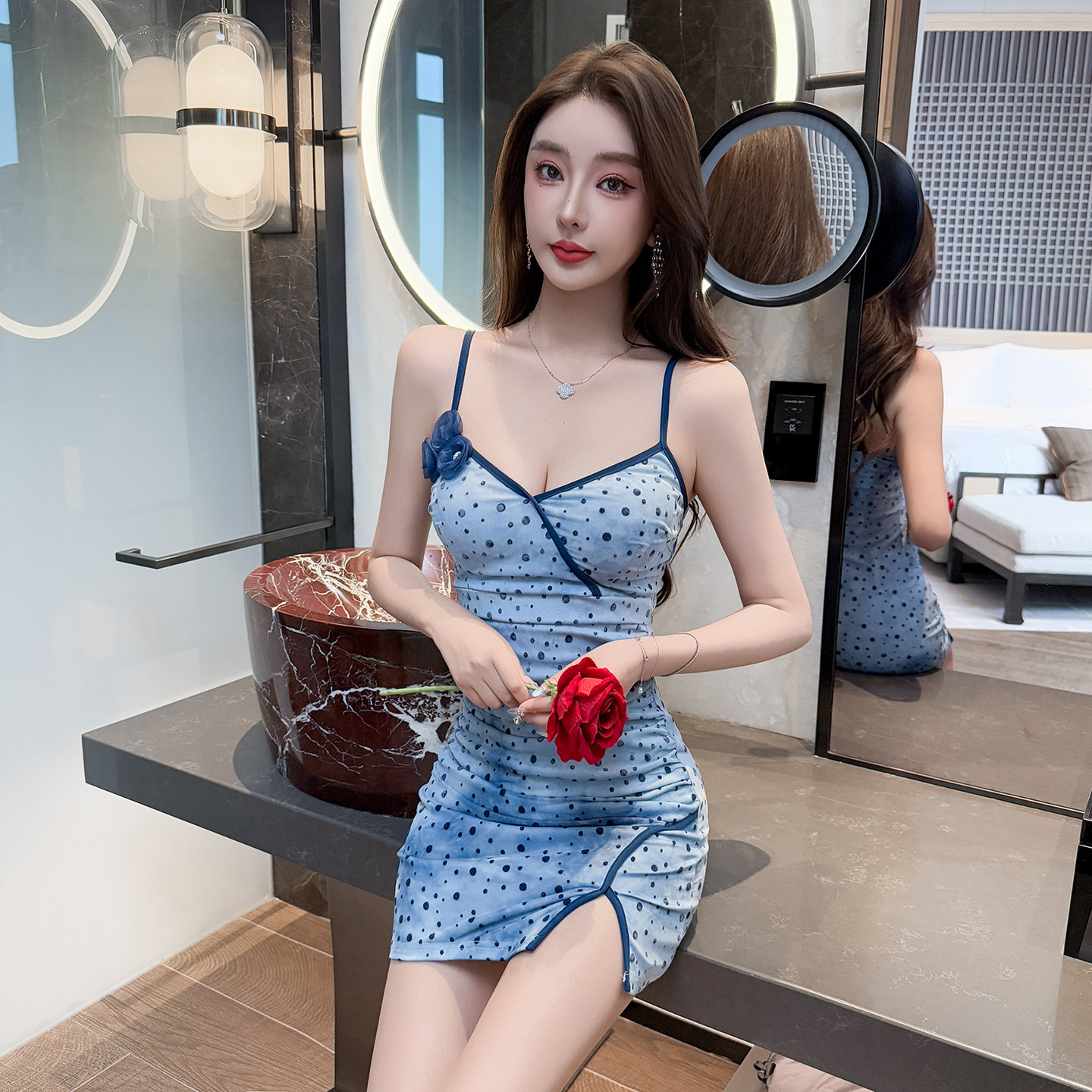 法式御姐气质波点吊带连衣裙女夏天新款收腰显瘦绝美性感包臀短裙
