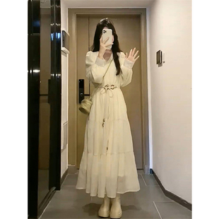 秋冬季法式温柔风长袖连衣裙女2024小个子新款气质甜美V领长裙子