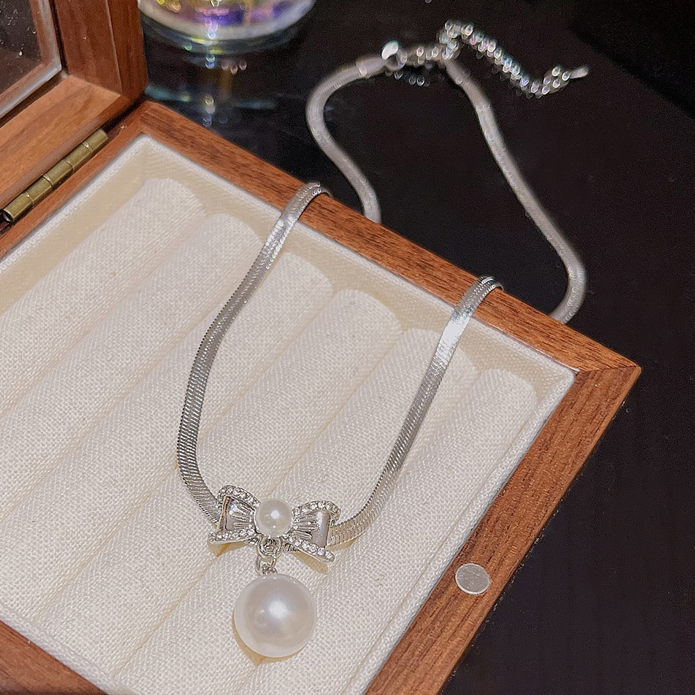 气质珍珠项链秋季新款ins轻奢百搭小众蝴蝶结吊坠网红同款锁骨链