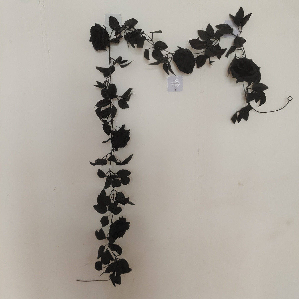仿真黑色玫瑰叶藤条圣诞节装饰品暗黑叶子花艺商场派对背景藤蔓