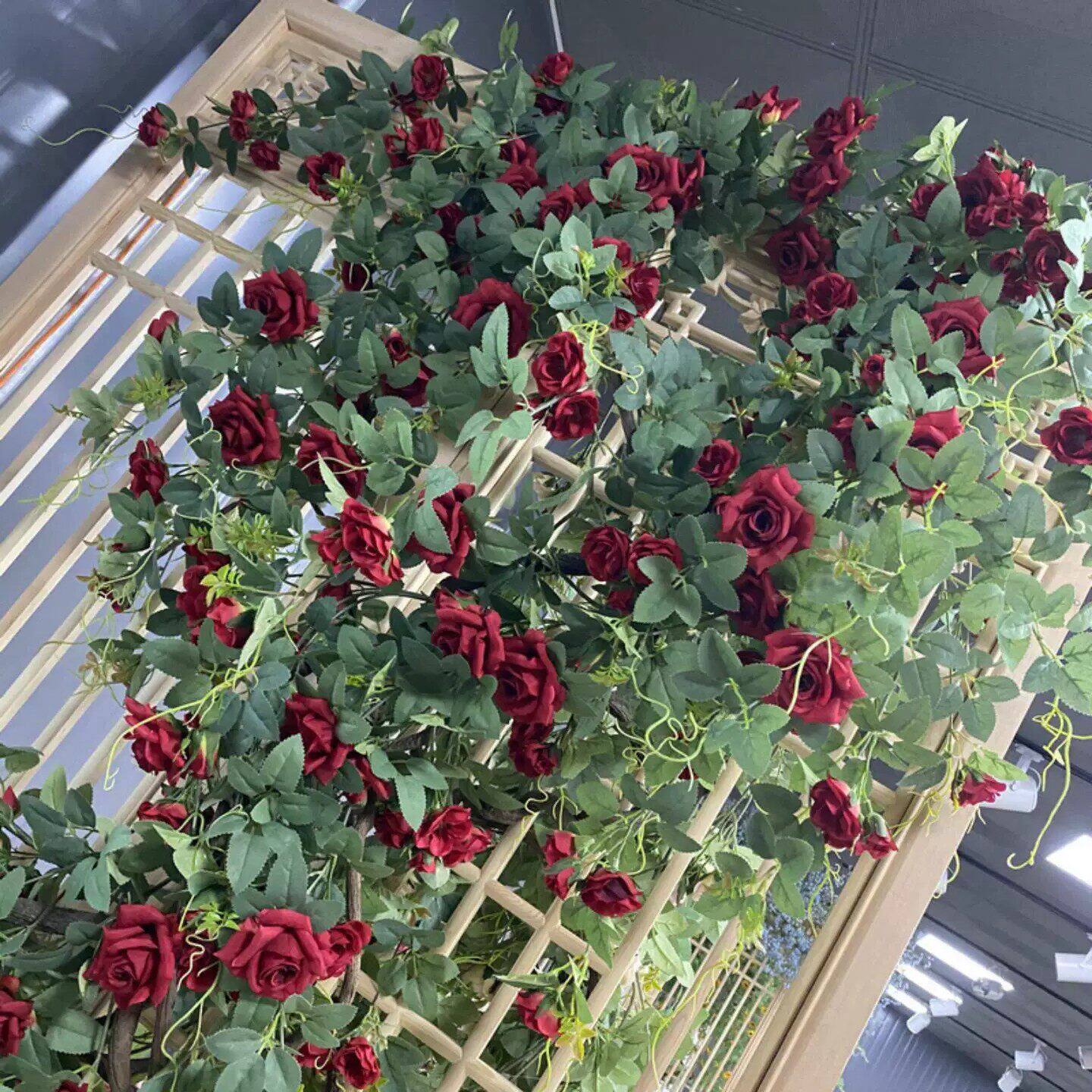 假玫瑰花藤条客厅墙面挂饰藤蔓仿真花空调管子遮挡装饰花藤