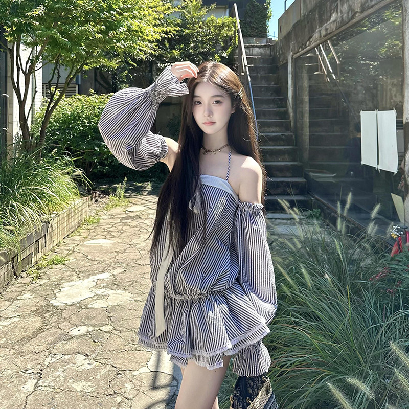 甜辣妹露肩小众复古条纹你蝴蝶结一字肩挂脖连衣裙收腰显瘦蓬蓬裙