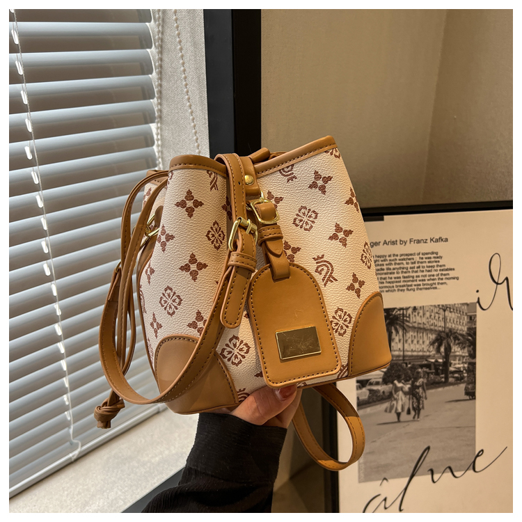 高级质感水桶包包女2025新款时尚百搭小众单肩斜挎大容量外出休闲