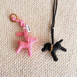 bv编织包挂小狗钥匙扣羊皮狗狗挂件皮绳真皮包包挂饰 高级感皮质