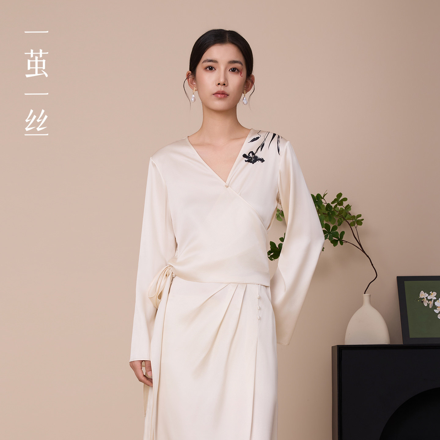 一茧一丝新中式真丝V领系带上衣女高端显瘦22姆轻奢桑蚕丝衬衫春