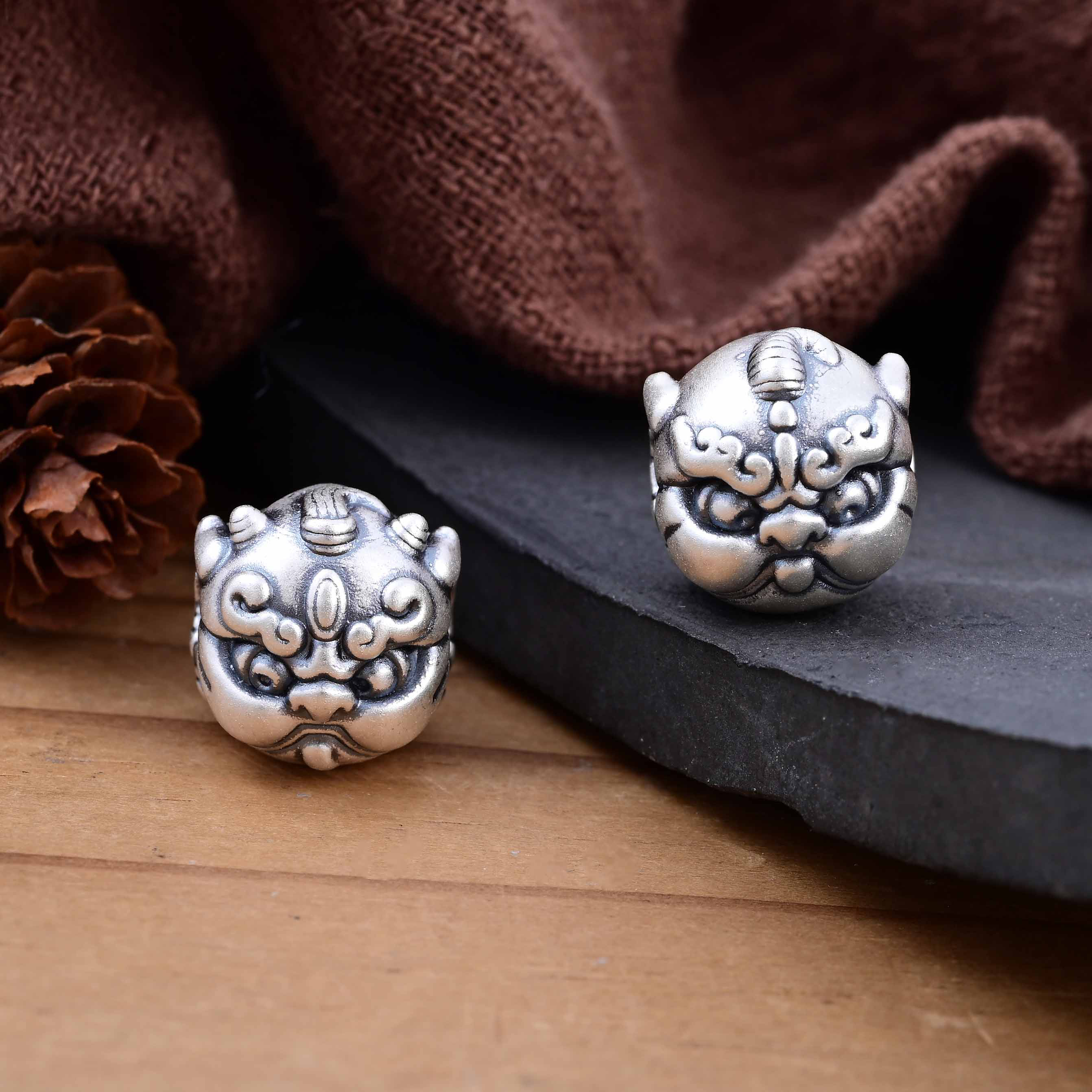 S999足银藏式文玩狮子头隔珠