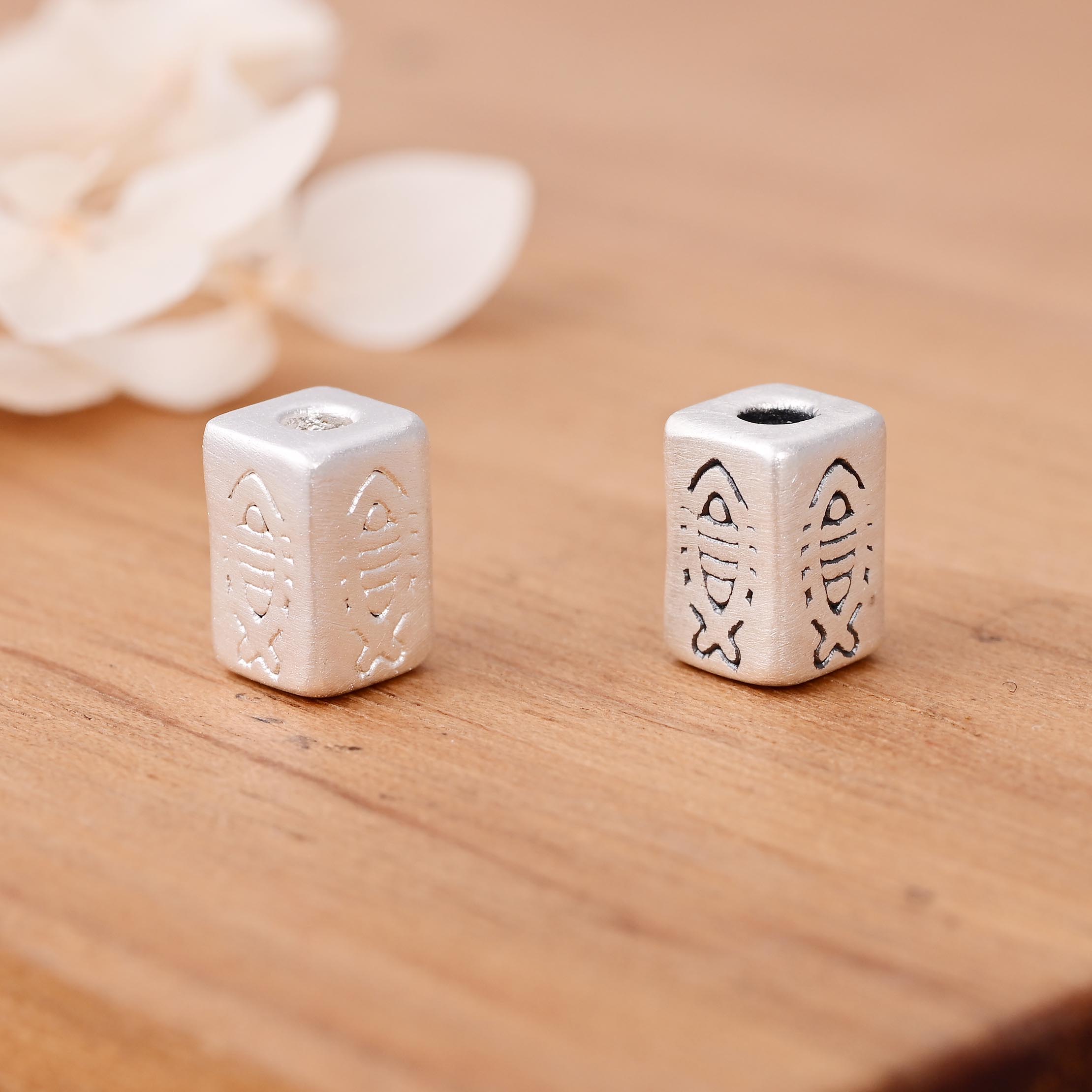 S999足银小号鱼纹长方形隔珠