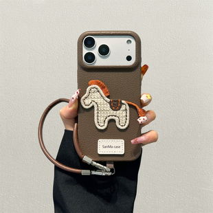 刺绣小马手链适用苹果17promax手机壳新款iPhone16promax新年15pro皮纹14plus创意13/12全包11防摔xs男女情侣