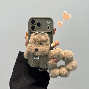 咖色毛绒西高地公仔适用苹果17promax手机壳新女款16/14pro卡通iPhone15plus个性13pro斜跨12手链11防摔xs/xr