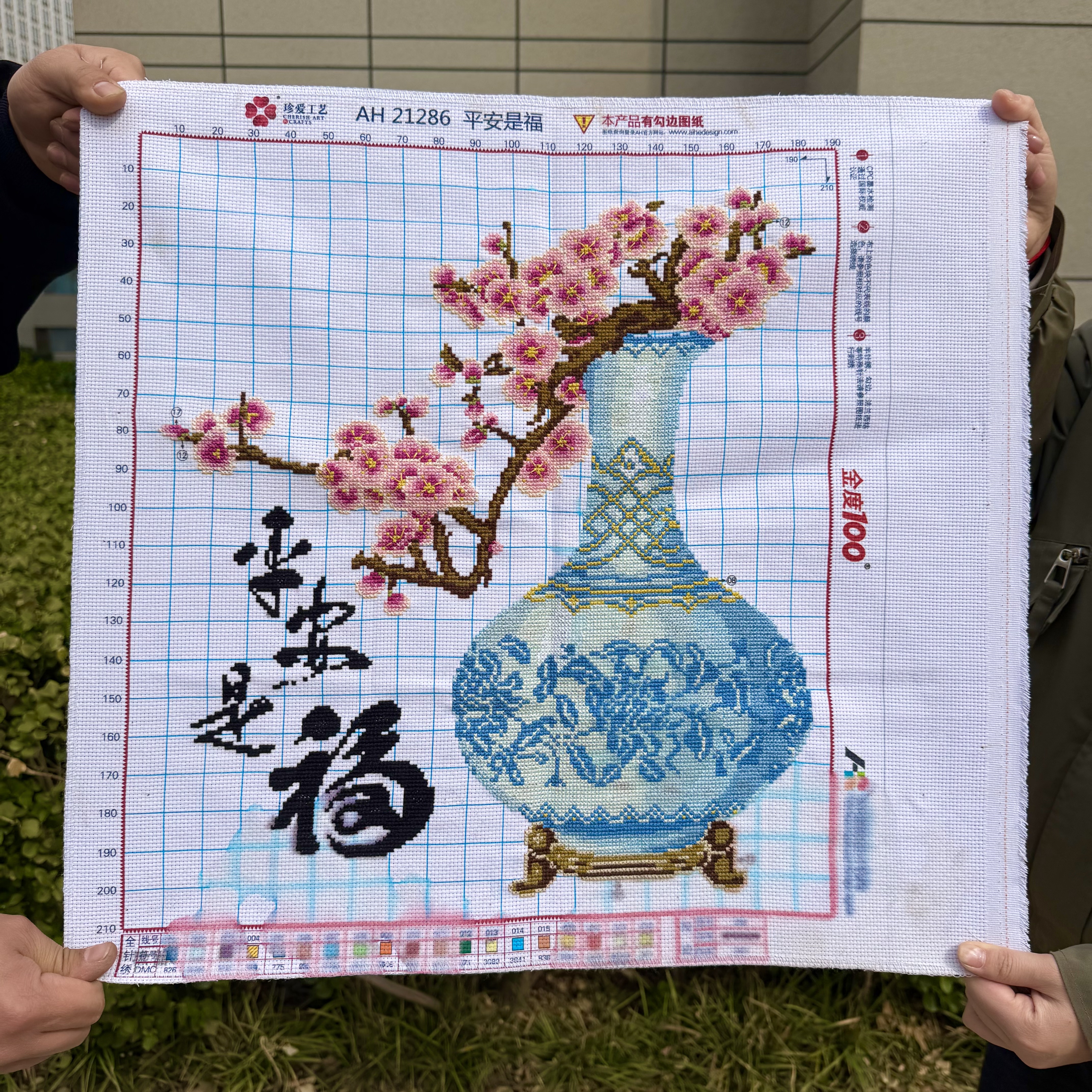 纯手工绣好的十字绣成品新款平安是福青花瓷花瓶梅花客厅装饰挂画