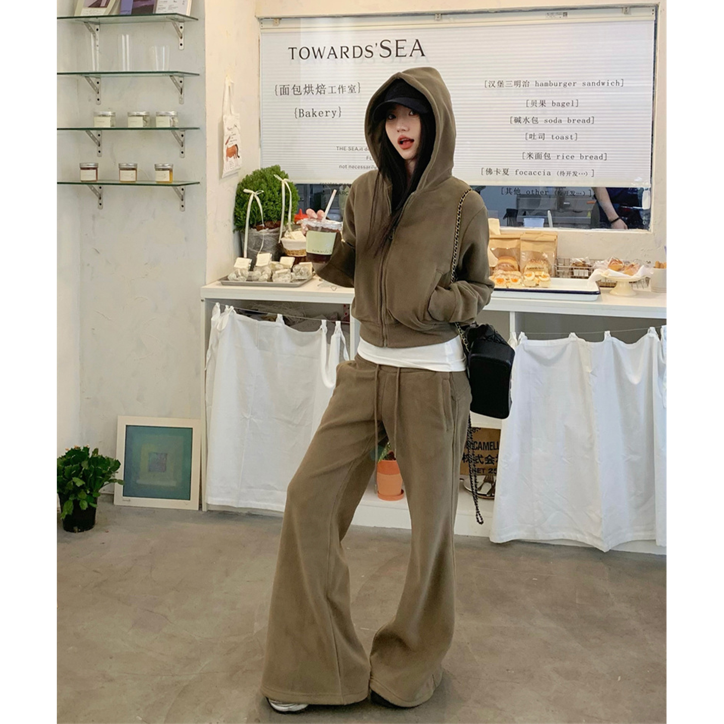 今年流行的时尚冬季套装加绒卫衣