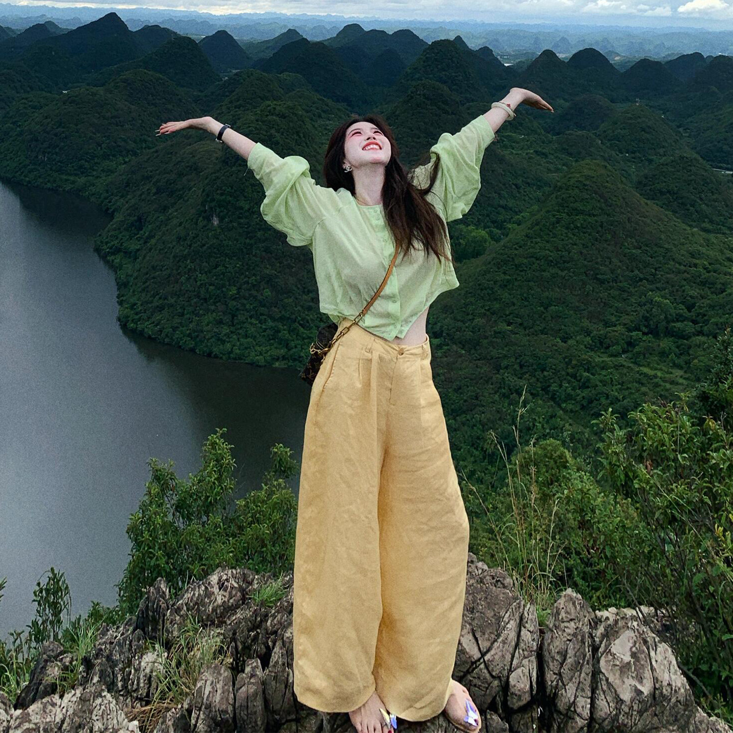 多巴胺绿色长袖防晒罩衫T恤女夏季薄款慵懒风百搭上衣阔腿裤套装