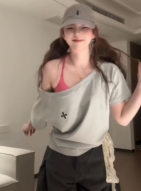斜肩灰色慵懒美式复古t恤女夏季十字架印花甜辣妹露肩短款上衣INS