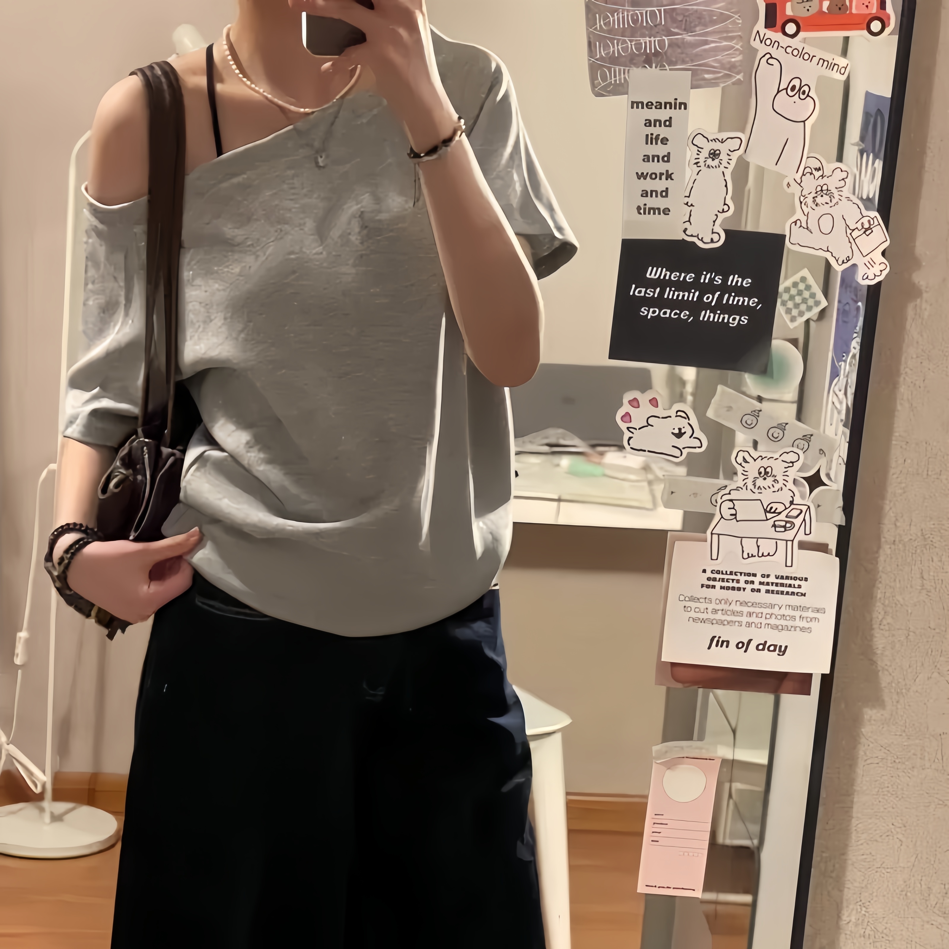灰色斜肩露肩短袖t恤女夏季新款设计感一字肩纯欲锁骨宽松上衣服