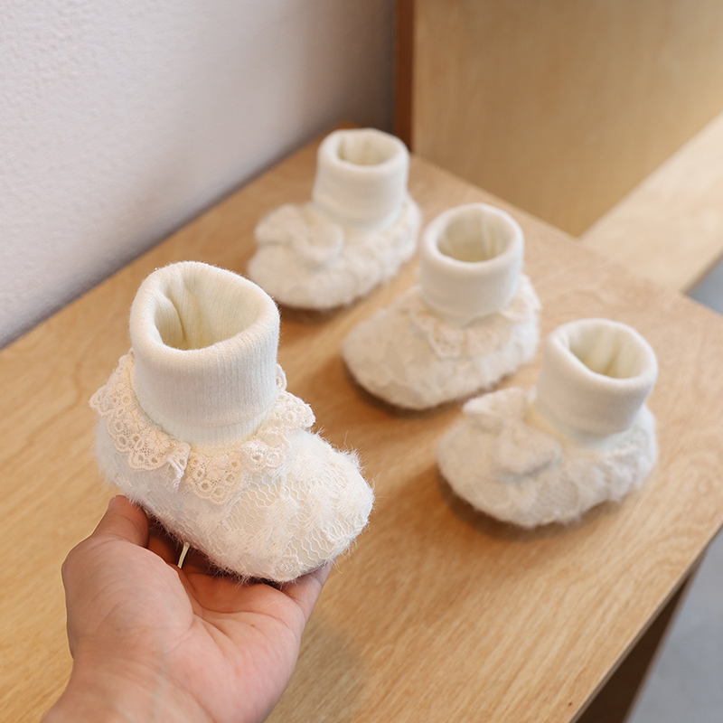 婴儿鞋袜女宝宝1岁蕾丝花边公主鞋加绒软底脚套6-8-12个月9秋冬季