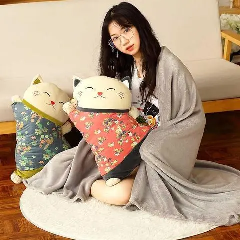 办公室靠垫礼物抱枕玩偶二合一招财猫汽车被子两用可拆洗暖手网红