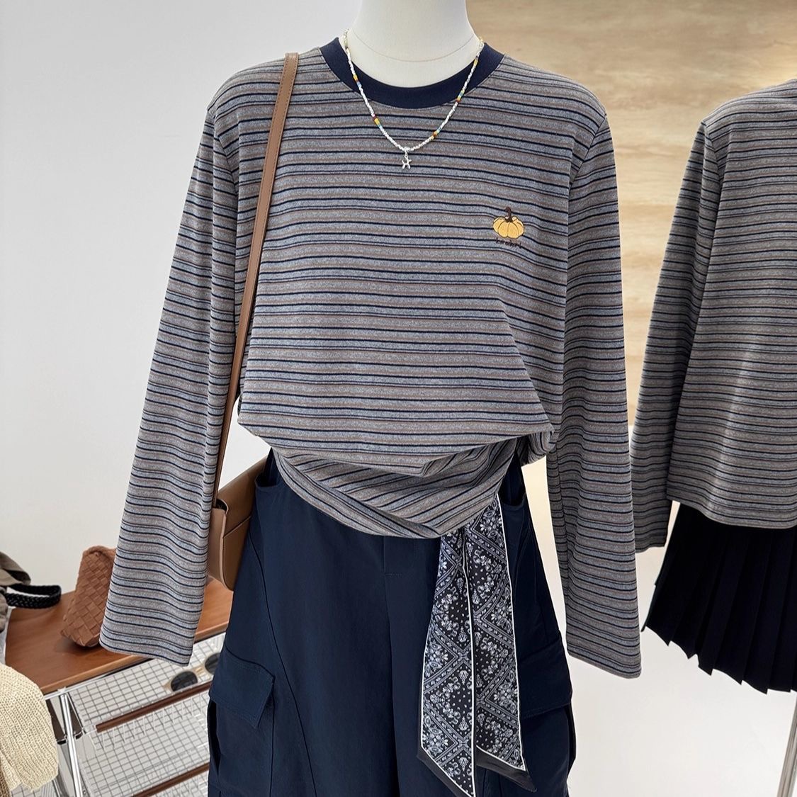 醒目南瓜刺绣圆领长袖T恤女秋冬磨毛德绒宽松复古撞色条纹打底衫