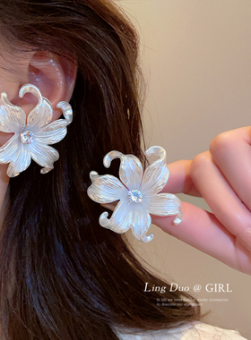 白色大花朵耳钉2026年新款爆款小众独特耳环夸张夏季耳饰女高级感