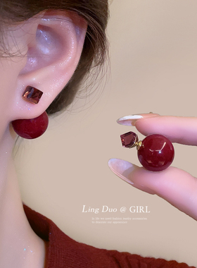 秋冬复古安可拉红色珍珠方糖耳环法式轻奢高级感百搭耳钉气质耳饰