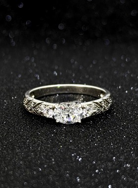 雨漫椭圆1克拉鸽子蛋戒指