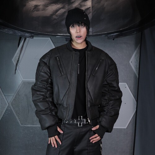 肩部护甲造型雾面石纹飞行外套