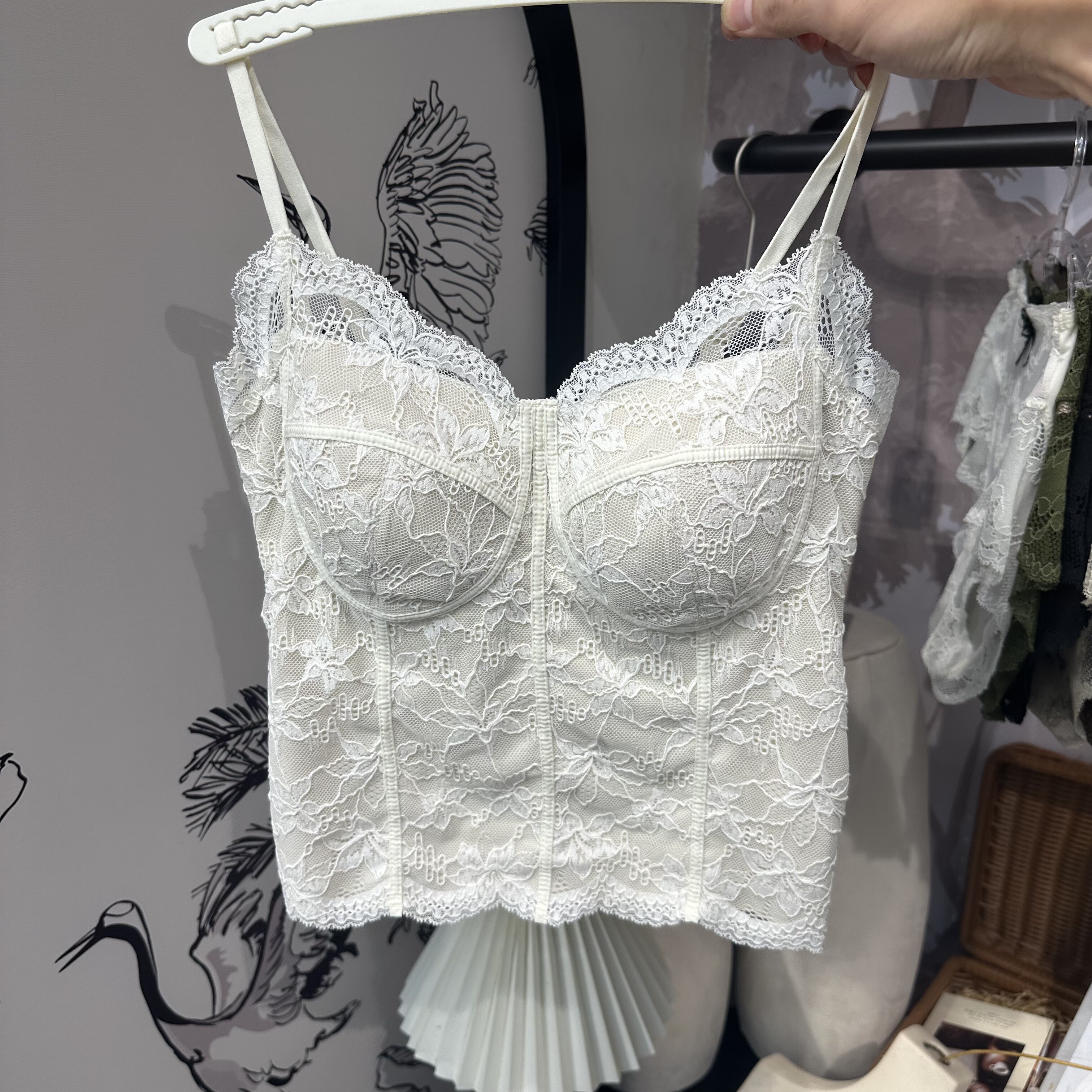 磨毛蕾丝吊带背心聚拢修身美背