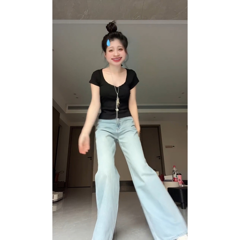 黑色上衣蓝色牛仔裤两件套女