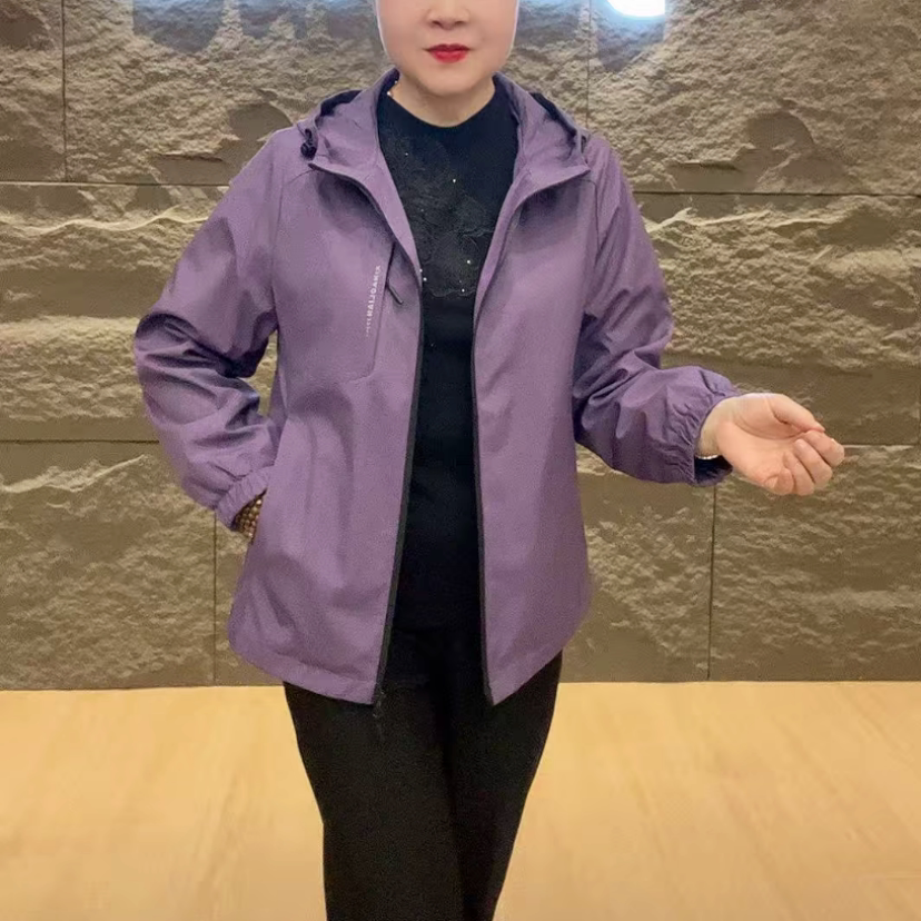 春秋净版字母胸兜拉链冲锋衣外套女新款时尚休闲保暖中老年女装