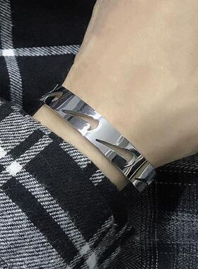 DUKATO新品网红嘻哈对勾手镯潮人同款钛钢个性原宿风男女情侣手环