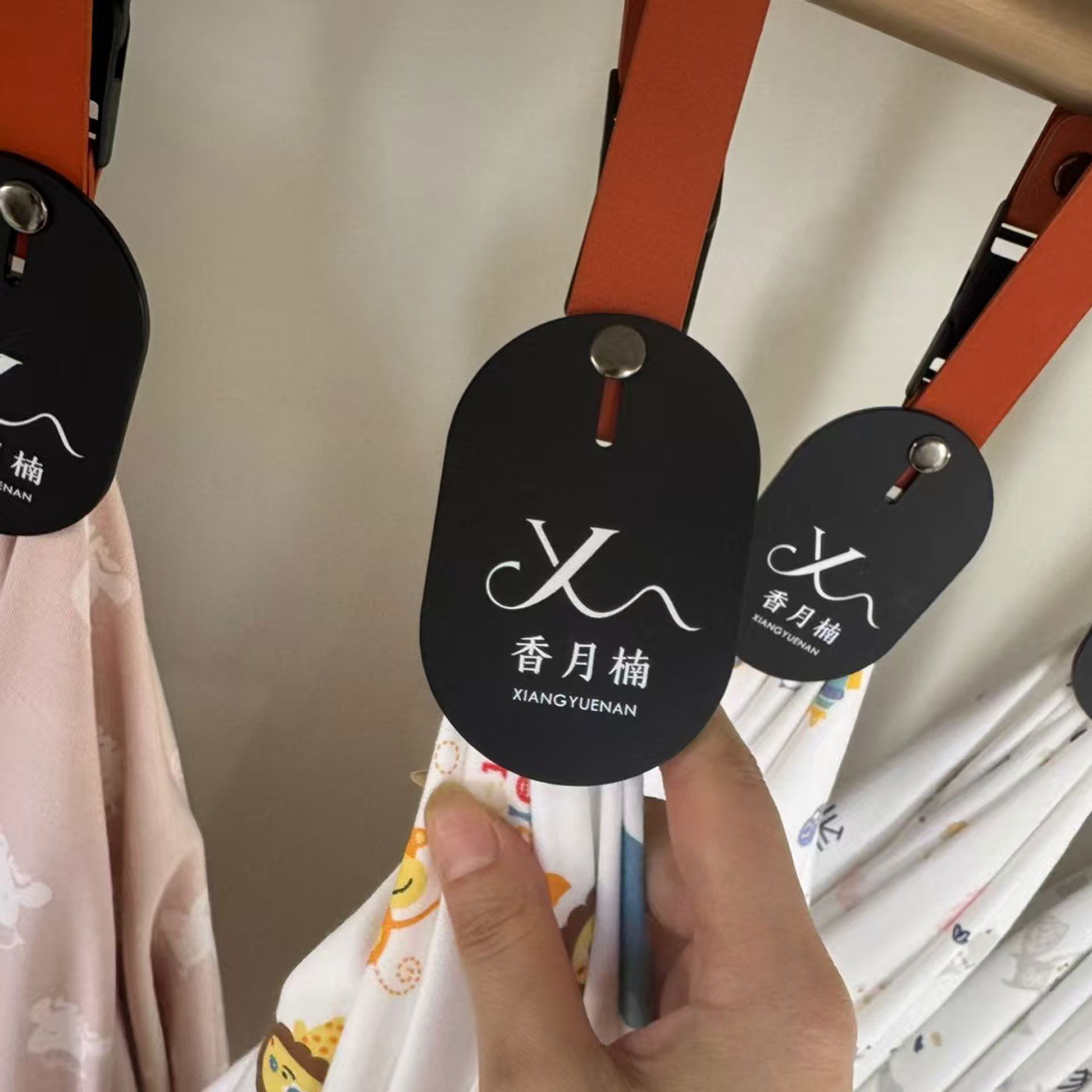 真丝展厅PU皮挂绳挂勾面料辅料打字LOGO夹子卡牌扎带纺织道具