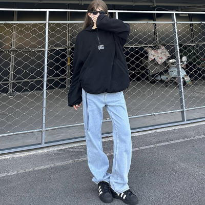 浅蓝色高腰直筒牛仔裤
