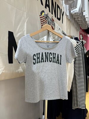 BrandyGirl美式复古ShangHai字母印花bm卷边短袖T恤女斜肩上衣潮