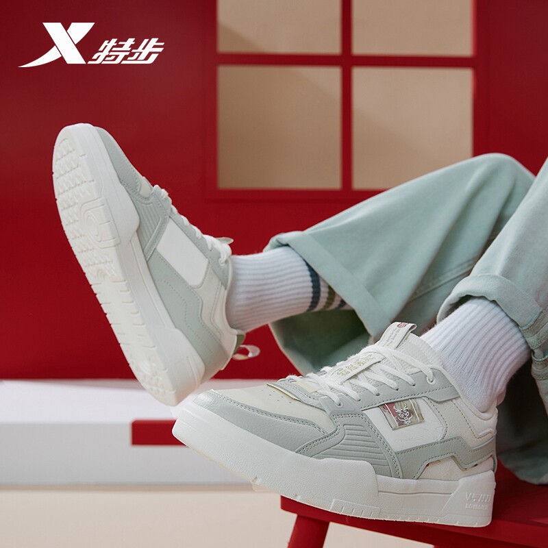 特步系带女子板鞋低帮轻便休闲鞋图片