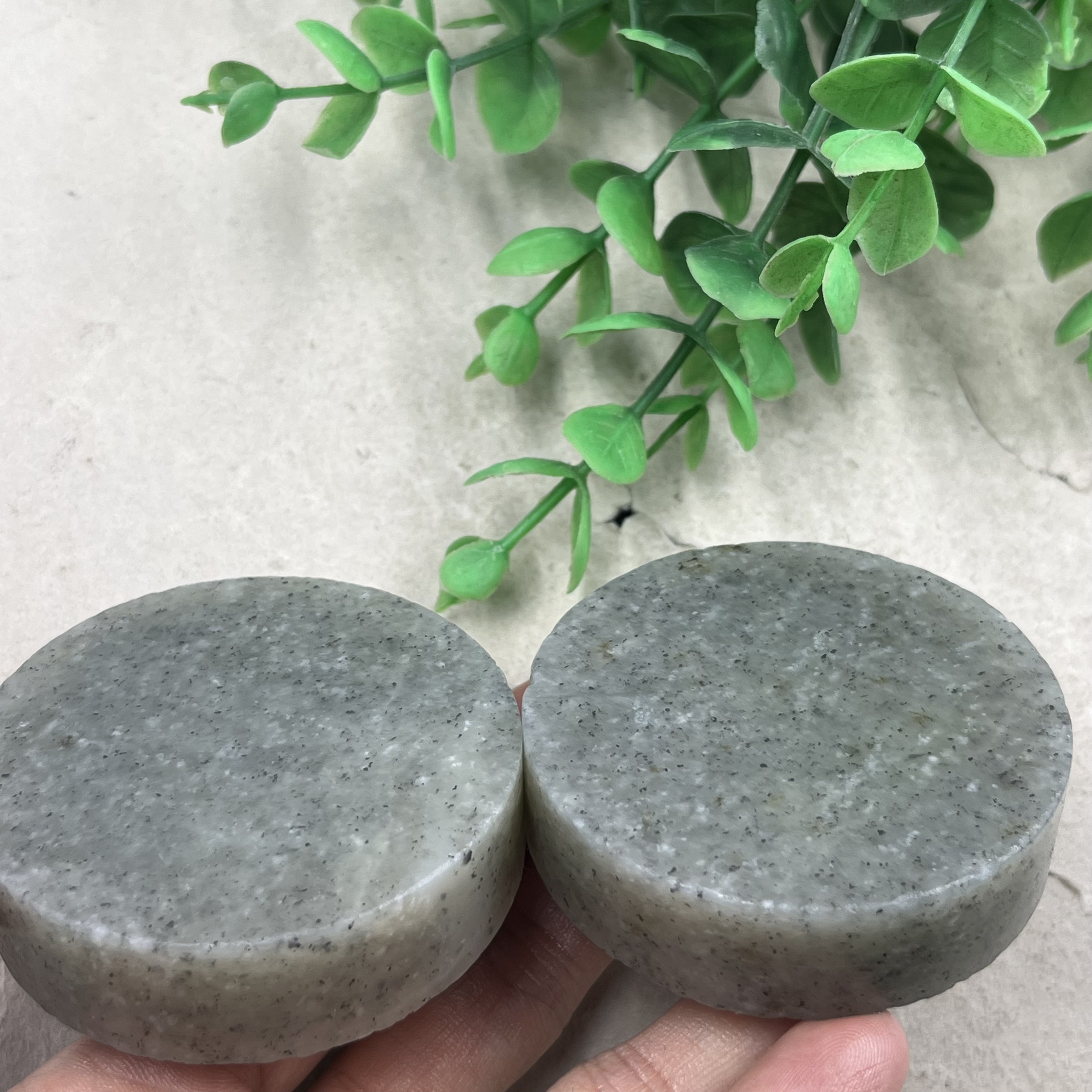 2件价新疆和田玉青花籽手镯芯边角料圆牌茶托玉石料下脚料包邮t