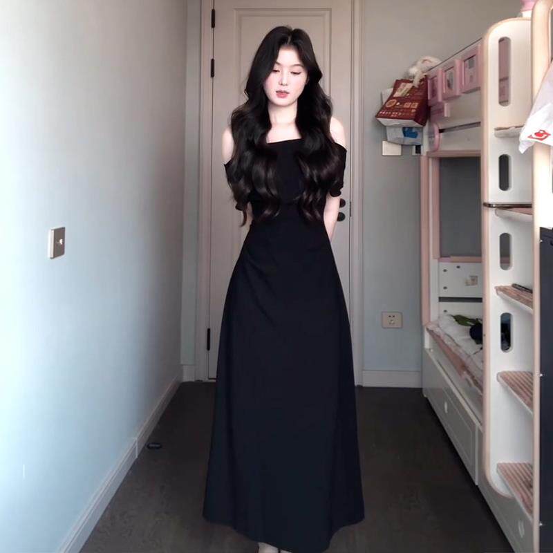 法式一字肩露肩连衣裙子女夏季2025新款收腰显瘦赫本黑色包臀长裙