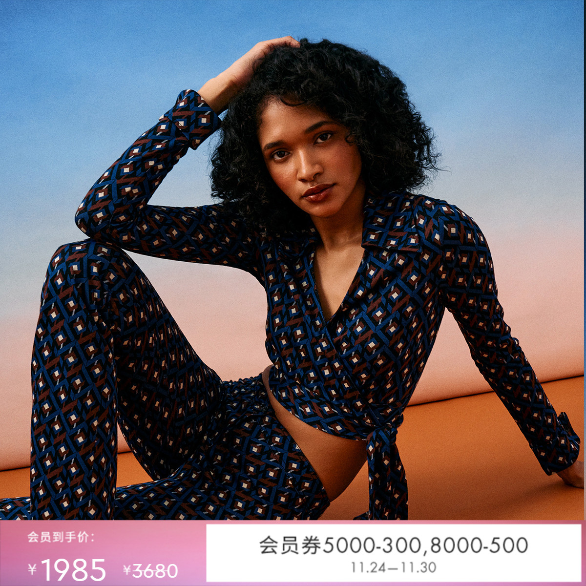 DVF蓝色立体几何图案POLO领上衣