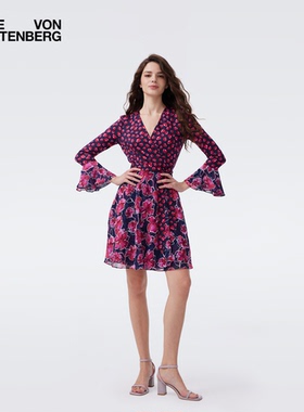 DVF2026春夏新款雾粉玫瑰图案V领摩登针织短款裹身连衣裙DW1U005