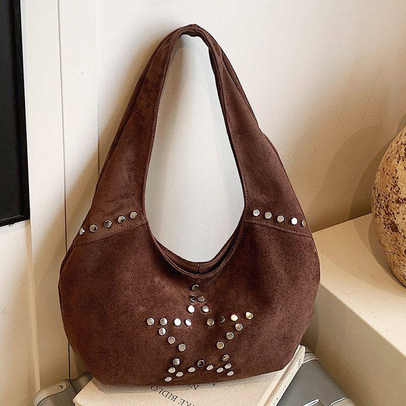 小众通勤女包2025秋季新款时尚单肩包铆钉腋下包大容量欧美水桶包