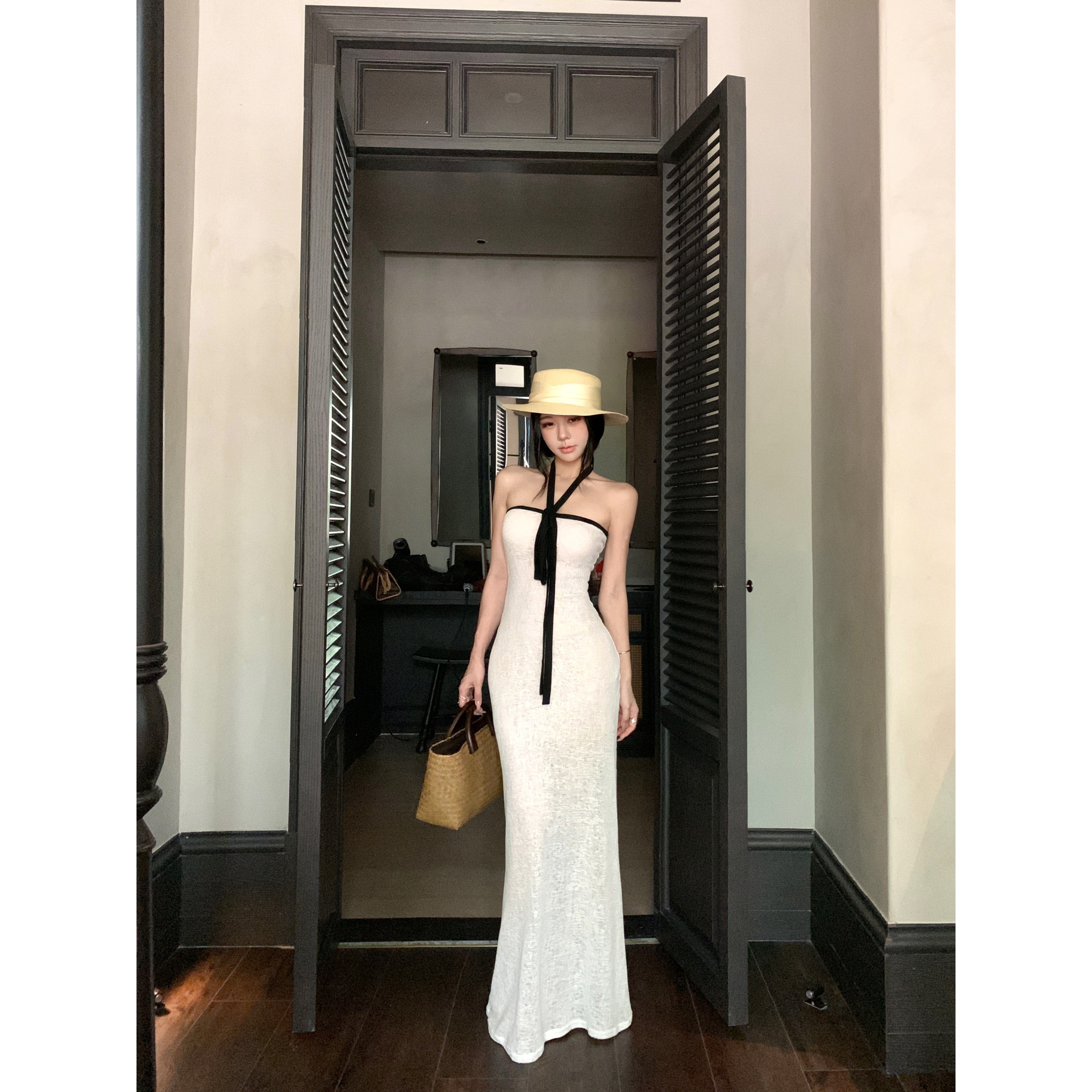 辣妹风白色挂脖抹胸连衣裙女夏季修身收腰无袖裙子显身材包臀长裙