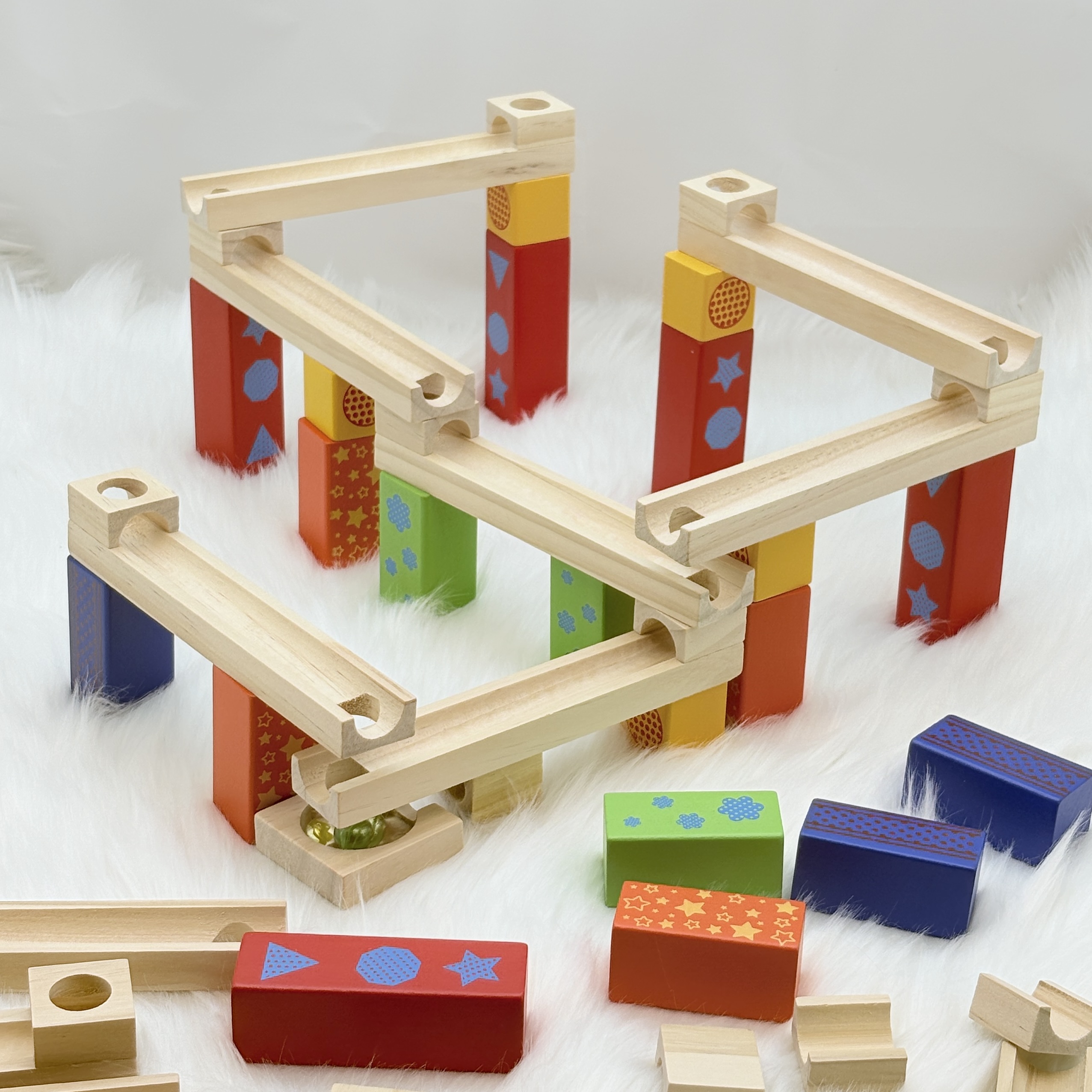 彩色大颗粒拼搭建弹珠轨道积木迷宫滚珠子中大班建构区域投放玩具