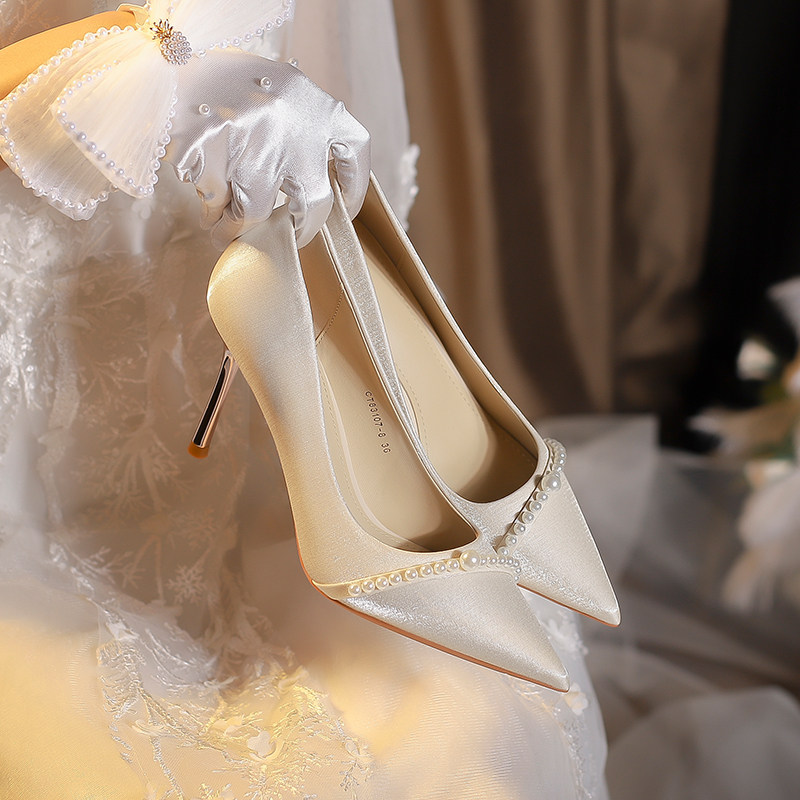 法式结婚鞋女2025新款新娘鞋主婚纱秀禾服细跟尖头不累脚高跟单鞋