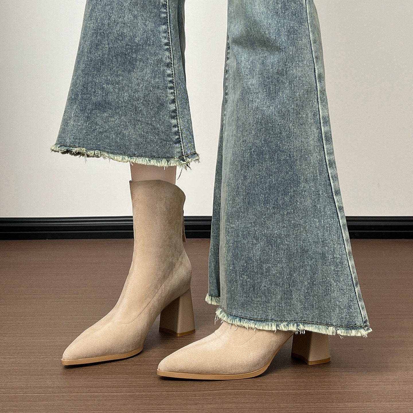 裸色尖头高跟靴子女2026秋冬季新款短筒后拉链粗跟短靴女时装靴