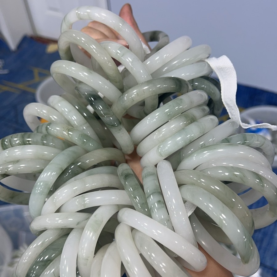 新疆天山翡翠冰种飘花手镯