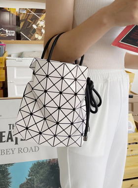 日本BAOBAO Prism Wring四格抽绳水桶包菱格手提单肩斜挎包束口袋