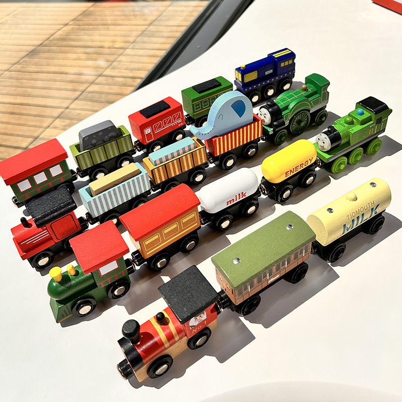 木质磁性小火车套装电动兼容轨道拼接惯性滑行儿童益智早教玩具